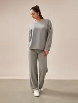 Buzo de manga larga a rayas horizontales color beige y blanco.