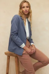 Pantalón de vestir color ladrillo, con elástico en la cintura, bolsillos laterales y dos bolsillos traseros simulados.