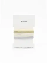 Pack de cinco coleros elásticos para el cabello en tonos variados, incluyendo colores lisos y con detalles metalizados.