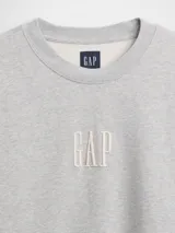 Buzo de cuello redondo, manga larga y calce holgado, color verde militar con estampado floral camuflado. Presenta el logo "GAP" bordado en el pecho en color blanco.