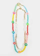 Collar doble con cadena dorada y blanca, y mostacillas de colores con dijes de flores con caritas sonrientes.