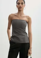 Top strapless entallado con diseño de raya diplomática, cierre de cremallera invisible en la parte posterior y abertura lateral.