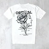 Remera blanca jaspeada de algodón con estampa en la espalda de una rosa combinada con el perfil de una cara de mujer y nombres de ciudades.