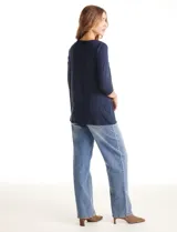 Blusa de diseño asimétrico con frente superpuesto en gasa y mangas tres cuartos. Presenta escote en V con pequeña abertura y espalda en tejido modal.