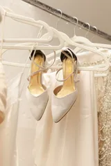 Zapato de tacón ancho color rosa viejo, de tela tipo terciopelo, con puntera fina y tiras cruzadas sobre el empeine.