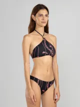 Bombacha de bikini negra con estampado de cadenas rosas.