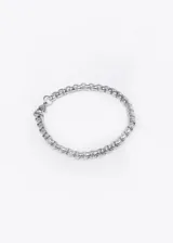 Pulsera plateada de acero quirúrgico con eslabones cuadrados.