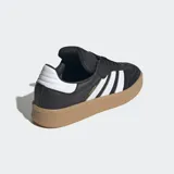 Championes Adidas Samba XLG negros con las tres tiras blancas y suela marrón.