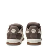Championes Puma Park Luna Sd de gamuza color marrón claro, con detalles en blanco crema y suela de goma.
