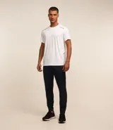 Pantalón deportivo de corte ajustado, color negro, con cintura elástica, cordón de ajuste, bolsillos laterales con cremallera, bandas laterales en contraste y cremalleras en los tobillos.