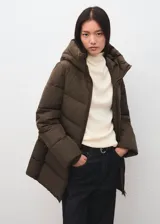 Parka puffer marrón con capucha, cierre frontal con cremallera y bolsillos laterales, confeccionada en poliéster.