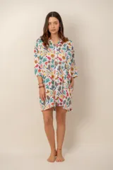 Vestido corto camisero con estampado de rayas multicolores, cuello camisero, mangas tres cuartos y cierre frontal de botones.