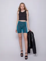 Calza ciclista color violeta brillante, con cintura elástica.