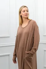 Vestido largo de tejido de punto acanalado color marrón, con capucha y mangas largas.