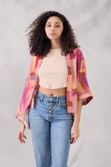 Kimono oversize de viscosa con estampado geométrico en tonos rosa, naranja y marrón.