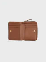 Billetera compacta Marc Jacobs de cuero negro con cierre perimetral y broches dorados. El interior cuenta con múltiples ranuras para tarjetas y compartimento para billetes.