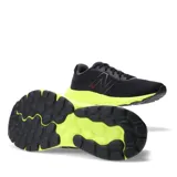 Championes de running New Balance modelo 520 V8, con capellada de malla técnica negra y entresuela de espuma en color amarillo neón. Presentan el logo de la marca en los laterales y cierre mediante cordones.