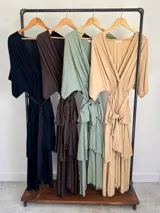 Vestido midi de crepé color marrón, con escote en V, mangas cortas amplias, cintura elastizada con lazo ajustable y falda larga escalonada con volados.