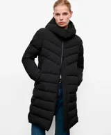 Campera puffer larga de color negro, con diseño acolchado de líneas diagonales, capucha ajustable y cierre frontal con cremallera.