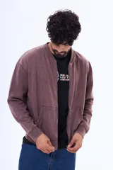 Campera de felpa con efecto lavado, cuello tipo bomber, cierre frontal completo y bolsillos delanteros tipo canguro. Presenta puños y ruedo acanalados.