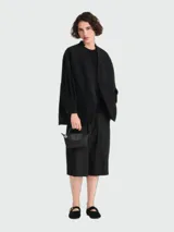 Cartera tipo pouch Longchamp modelo Le Pliage One, de diseño compacto y minimalista con cierre superior, asas cortas y solapa frontal con botón a presión.