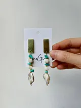 Aros colgantes con base dorada, cuentas de nácar, piedras turquesas y perlas barrocas.