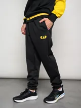 Pantalón deportivo negro con logo del Club Atlético Peñarol en amarillo.