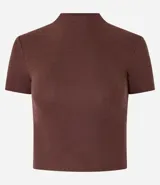Blusa corta de cuello alto y mangas cortas, confeccionada en tejido rib texturizado color marrón.