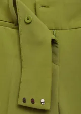 Pantalon de vestir de tiro bajo con diseño acampanado, confeccionado en tejido con acabado liso. Cuenta con trabillas en la cintura, cierre oculto de botón, gancho y cremallera, y bolsillos de ribete en la parte posterior.