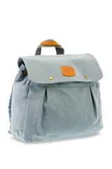 Mochila de lona estilo vintage con solapa frontal, bolsillos laterales y correas ajustables. Presenta detalles en cuero sintético y un parche decorativo en la parte superior.