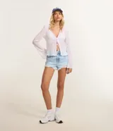 Short de jean de corte slim, color celeste claro, con roturas y terminación deshilachada. Cuenta con bolsillos, trabillas para cinto y cierre frontal.