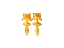 Aros colgantes largos de metal dorado, con diseño articulado de tres niveles con texturas martilladas y formas geométricas.