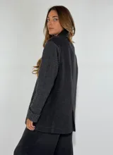 Saco color beige con solapas, cierre de dos botones, bolsillos delanteros con solapa y mangas de punto acanalado.