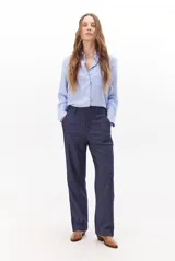 Pantalon de vestir azul marino, de corte recto y tiro alto, con cierre frontal y bolsillos laterales.