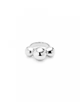 Anillo plateado con tres esferas centrales.
