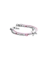Pulsera de diseño artesanal con hilo de seda rosa, cuentas metálicas plateadas, cristales facetados rosas y dije central en forma de estrella de mar. Incluye cierre de mosquetón con cadena de ajuste y placa con logo de la marca.