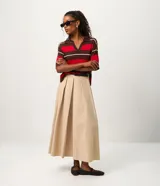 Blusa de punto Marfinno con cuello polo y escote en V, manga corta y diseño de rayas horizontales en tonos marrón, rojo y blanco.