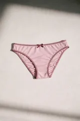 Bombacha tipo vedetina de corte clásico con faja de tiro medio, confeccionada en tejido ECO Lycra CO2 sustentable y biodegradable, diseñada para un ajuste suave y sin marcas.