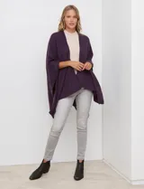 Ruana de tejido soft, color marrón óxido, de corte amplio y sin cierres, con cuello redondo.