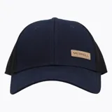 Gorro tipo trucker de seis paneles, con frente en color azul marino y parte posterior de malla negra. Presenta un parche rectangular de cuero sintético con el logo de la marca en el panel frontal.