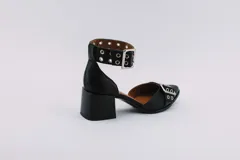 Zapato de cuero color dorado con punta fina, taco cuadrado y pulsera con hebilla y ojales.