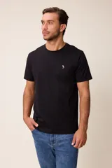 Remera básica de manga corta con cuello redondo y corte regular fit. Presenta un pequeño bordado en el pecho.