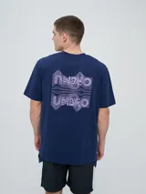 Remera deportiva Umbro modelo Melt de color azul marino, con cuello redondo, mangas cortas y logo bordado en el pecho.