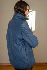 Campera tipo puffer de cuero color marrón, con diseño acolchado de rombos, cuello alto y cierre frontal metálico. Cuenta con bolsillos laterales.
