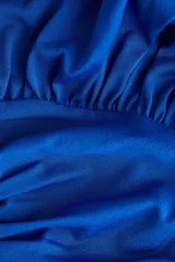 Body colaless azul de punto suave, con un solo bretel ancho y costuras fruncidas en el frente, un lateral y el hombro para crear un efecto drapeado. Tiene botones a presión ocultos en la parte inferior.