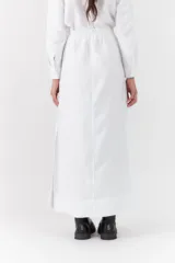 Pollera larga blanca de corte recto con diseño liso y tiro alto.