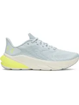 Championes de running Under Armour Turbulence 3 para mujer, en color celeste con entresuela blanca y detalles en amarillo flúor en el talón. CapELLADA de malla transpirable y suela de goma.