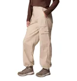 Pantalón cargo de corte holgado en color beige, con cintura parcialmente elástica, múltiples bolsillos laterales y frontales, anillo en D para accesorios y puños ajustables en el ruedo.