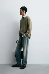 Jersey de corte relajado confeccionado en tejido de algodón. Presenta cuello redondo, manga larga y acabados en rib en puños, cuello y bajo.
