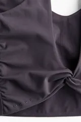 Top deportivo SoftMove negro con escote en V y tirantes anchos, confeccionado en tejido funcional con tecnología que absorbe el sudor.